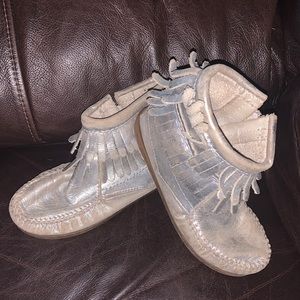 Girls silver Minnetonka zip up Fringe leather Moccasin size 11
